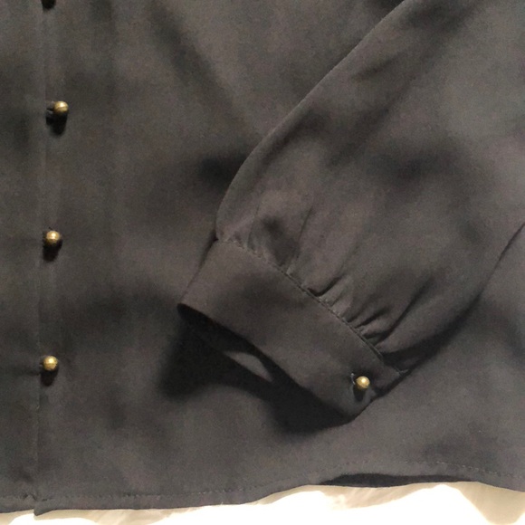 🌟 Ruffle and Mesh Blouse with Contrast Buttons - Picture 3 of 4